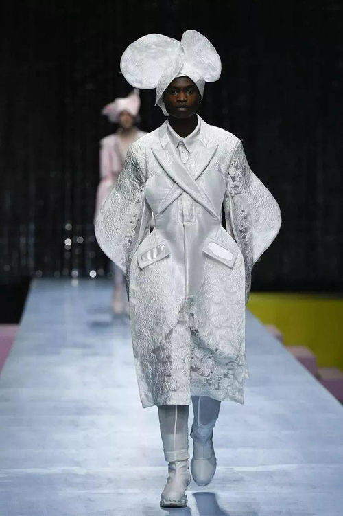 安特衛(wèi)普迷幻美學(xué) 當(dāng)服裝如花綻放的黑暗浪漫主義